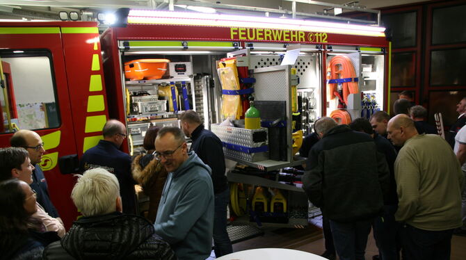 Ratsmitglieder und Feuerwehrleute bestaunten die umfangreiche und funktionelle Ausstattung des neuen HLF 20.  FOTO: THUMM