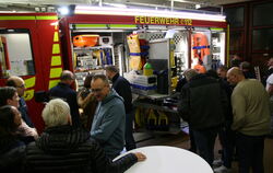 Ratsmitglieder und Feuerwehrleute bestaunten die umfangreiche und funktionelle Ausstattung des neuen HLF 20.  FOTO: THUMM