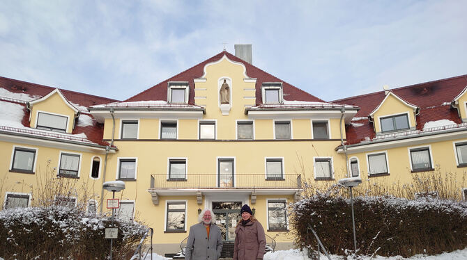 Wolfgang Schreiber und Katharina König vor dem Seniorenheim St. Elisabeth, das in einigen Jahren anders genutzt werden kann.  FO