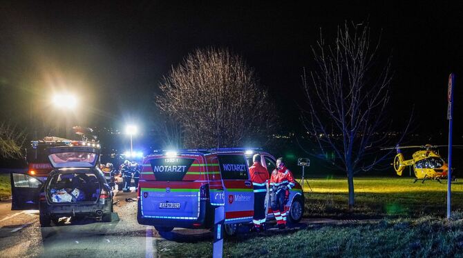 Nach dem Unfall bei Neuhausen auf den Fildern war auch ein Rettungshubschrauber im Einsatz. Er brachte eine Schwerverletzte in e