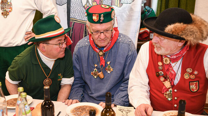 Winfried Kretschmann beim Froschkuttel-Essen in Riedlingen.  FOTO: DPA