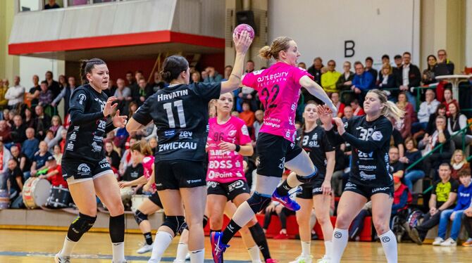 Die TuS Metzingen – hier die dreifache Torschützin Maren Weigel beim Wurf – erzielt bei der Niederlage in Zwickau in der zweiten