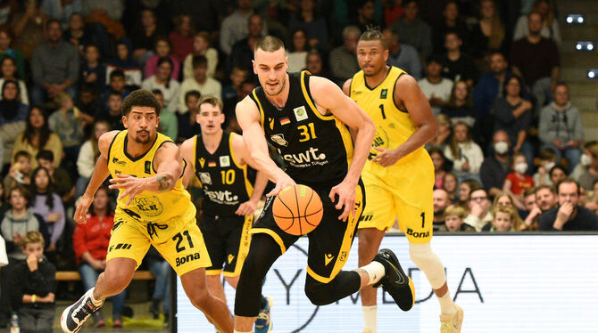 Der Tübinger Daniel Keppeler (Mitte) kommt im Top-Spiel auf 15 Punkte. Foto: T. Baur/Eibner Der Tübinger Daniel Keppeler (Mitte) kommt im Top-Spiel auf 15 Punkte. Foto: T. Baur/Eibner