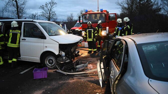 Autos stoßen auf der B3 zusammen - sieben Verletzte