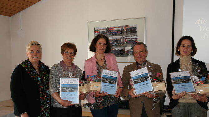 Zwiefaltens Bürgermeisterin Alexandra Hepp (links) und die Geehrten. FOTO: THUMM