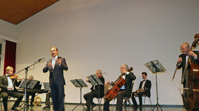 Das Johann-Strauß-Festival-Orchester begeisterte mit Tenorsänger Heinz Knittel beim Neujahrskonzert in Eglingen. FOTO: BLOCHING