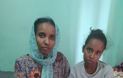 Aryam mit ihrer Mutter Abeba am Tag des Beginns ihrer Chemotherapie.  FOTO: PRIVAT