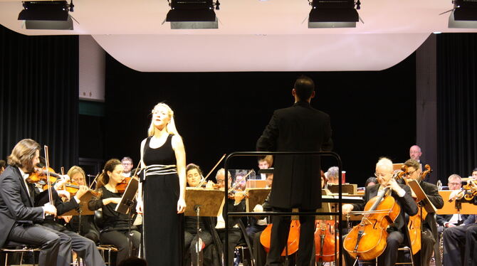 Sopranistin Susanne Langbein setzte dem Mössinger Neujahrskonzert der Württembergischen Philharmonie Reutlingen mit ihren Soli d