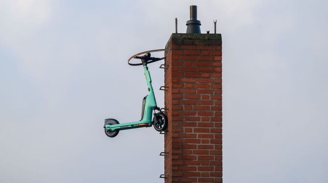 E-Scooter an Schornstein E-Scooter an Schornstein