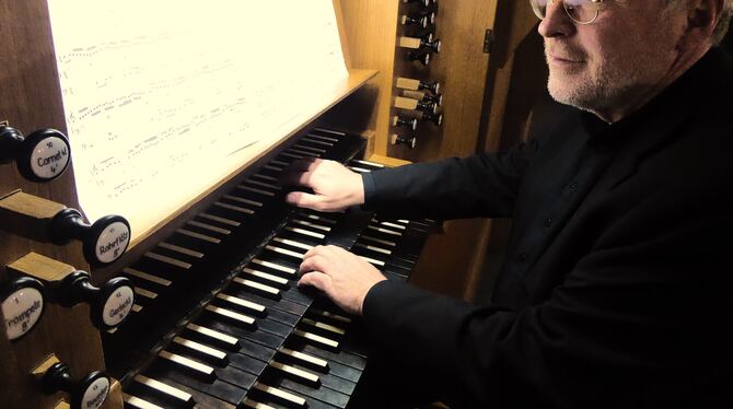 Er näherte sich dem Thema »Geborgenheit« mit teils wenig bekannten Stücken: Der Regensburger Stefan Baier an der Orgel der Pete