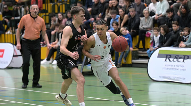 Lino Tomas Duarte (mit Ball) steuerte 15 Punkte für die TSG Reutlingen Ravens bei. Links: Johannes Roith von Lich Basketball.