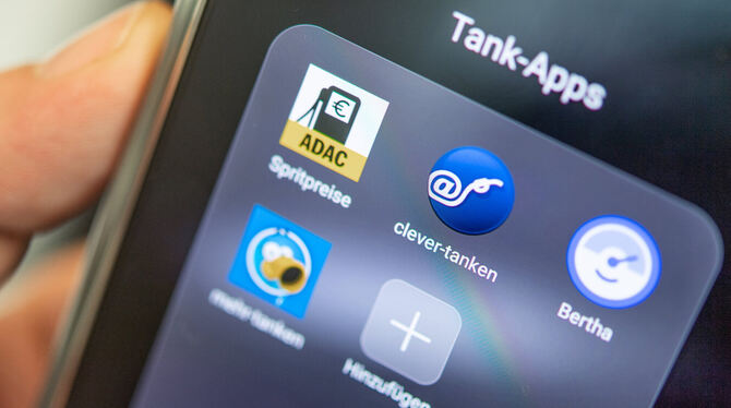 Spritspar-Apps finden die günstigsten Tankstellen in der Nähe.  FOTO: ZACHARIE SCHEURER/DPA-TMN