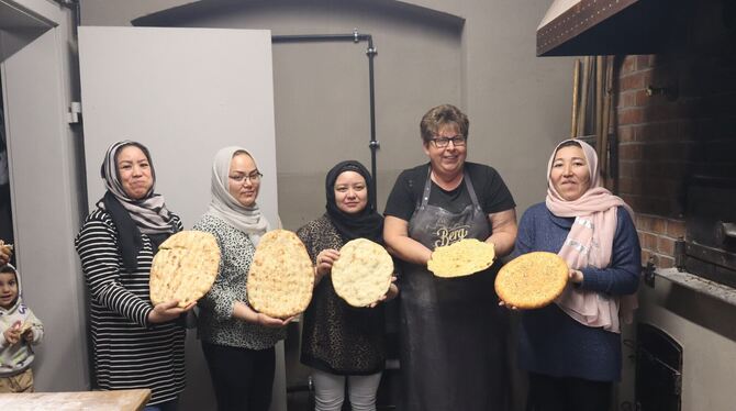 Eine Auswahl der gebackenen Fladenbrote zeigen die afghanischen Frauen gemeinsam mit der Backhaus-Team-Leiterin Cornelia Randere Eine Auswahl der gebackenen Fladenbrote zeigen die afghanischen Frauen gemeinsam mit der Backhaus-Team-Leiterin Cornelia Randere