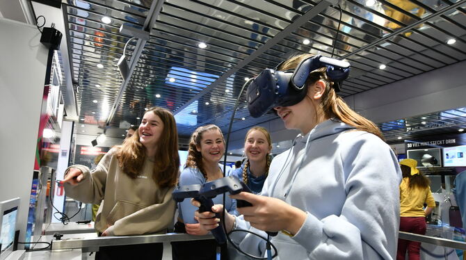 Technik der Zukunft: Was Intralogistik bedeutet, lernten Schülerinnen des Firstwaldgymnasiums, als sie über eine VR-Brille in ei