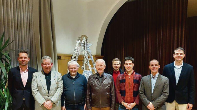 Ehrungen bei den Schiedsrichtern: (von links) Philipp Herbst, Thorsten Moos, Klaus Rapp, Gerhard Schmauder, Marco Lau, Alexander