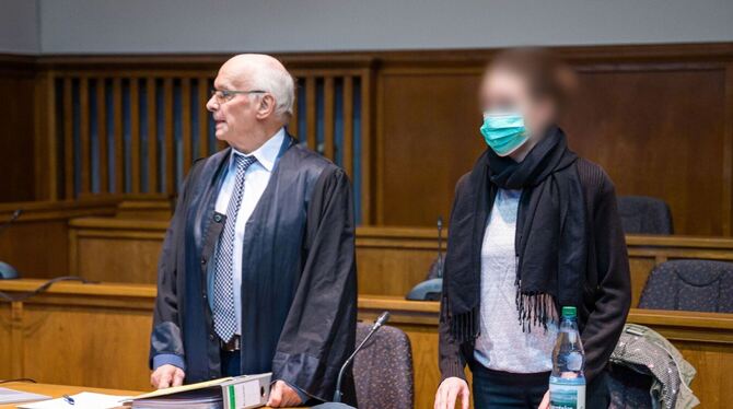 Kinder von Balkon gestoßen - Prozess gegen Mutter beginnt