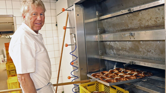 Formen, belaugen, einschneiden, salzen, backen und aus dem Ofen holen: Die Brezeln von Bäcker Wilfried Raach sind über die Ortsg