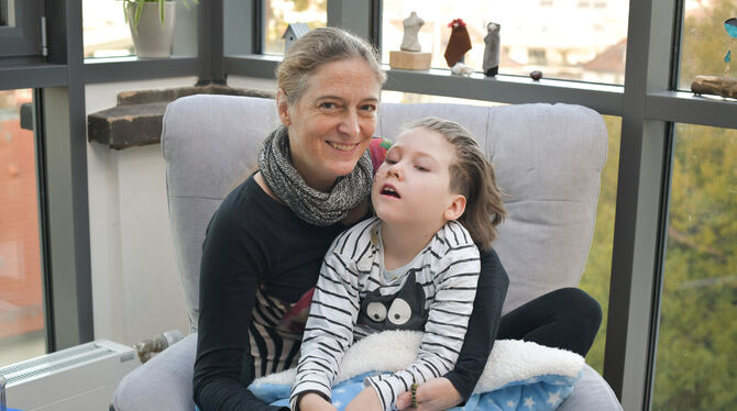Judith Schächterle und ihr Sohn Kiron im Kinderhospiz.  FOTO: LG/KOVALENKO
