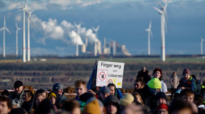Teilnehmer einer Kundgebung am Rand des Tagebaus in der Nähe von Lützerath, das zur Erweiterung des Braunkohletagebaus Garzweile
