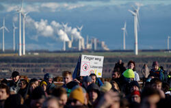 Teilnehmer einer Kundgebung am Rand des Tagebaus in der Nähe von Lützerath, das zur Erweiterung des Braunkohletagebaus Garzweile