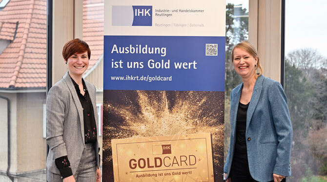 Céline Brunet (links), Projektmanagerin Ausbildungsmarketing, und Ida Willumeit, Leiterin Ausbildungsmarketing, stellen die Gold