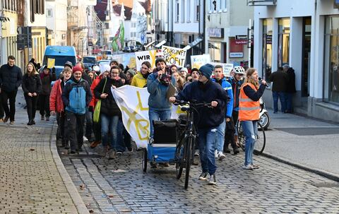 "Es gibt kein Recht auf Kohlebaggerfahren", rufen die Menschen im Demonstrationszug durch die Metzgerstraße.