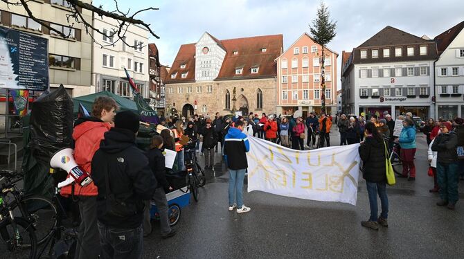 Erneuerbare Energien statt »dreckige Kohledeals mit RWE« fordern die Teilnehmer der Kundgebung für Lützerath auf dem Reutlinger