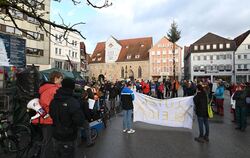 Erneuerbare Energien statt "dreckige Kohledeals mit RWE" fordern die Teilnehmer der Kundgebung für Lützerath auf dem Reutlinger 