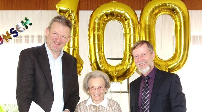 Am 9. Januar ist Katharina Hild in Eningen 100 Jahre alt geworden.  Bürgermeister Alexander Schweizer und Pfarrer Johannes Eißle