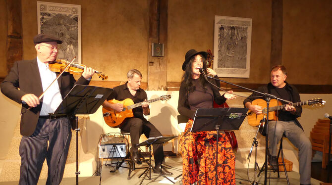 Die Tübinger Jazzformation »Hot Club Harmonists« beim Deutsch-Französisch-Ungarischen Kulturabend im Bindhof in Neuhausen.  FOTO