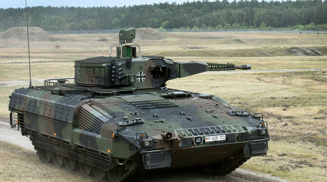 Der Schützenpanzer Puma ist ein Beispiel dafür, was alles bei der Beschaffung von Großgerät falsch läuft.  FOTO: HOLLEMANN/DPA
