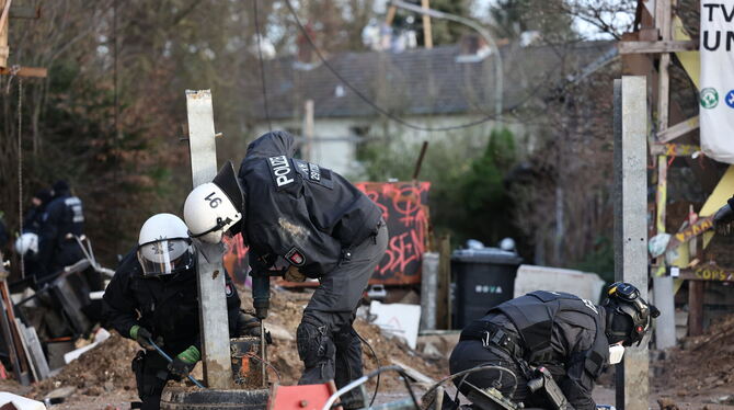 Polizisten entfernen Sperren der Klimaaktivisten in Lützerath.  FOTO: ROLF VENNENBERND/DPA