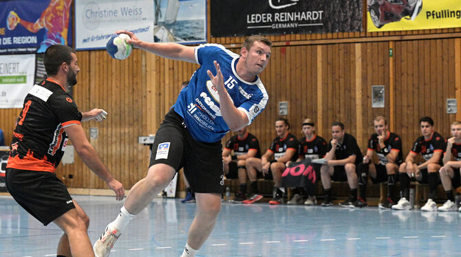 Sechs Mal für den VfL Pfullingen erfolgreich: Kreisläufer Paul Prinz (mit Ball).   FOTO: JOACHIM BAUR