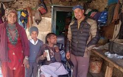 Arjun muss nicht mehr halb nackt auf dem Boden sitzen. Spenden ermöglichten den Kauf eines Rollstuhls für den 25-Jährigen, der v