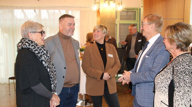 Small Talk beim Neujahrsempfang: Dettingens Bürgermeister Michael Hillert neben seiner Lebensgefährtin Ilona Bauer (links), der