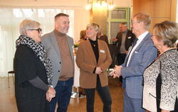 Small Talk beim Neujahrsempfang: Dettingens Bürgermeister Michael Hillert neben seiner Lebensgefährtin Ilona Bauer (links), der 