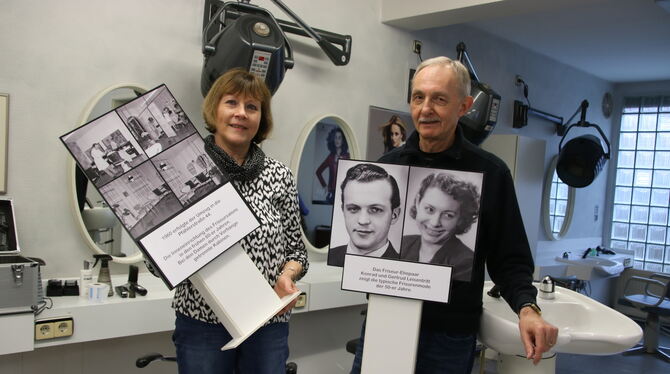 Harald und Karen Leisentritt im Salon mit Fotos aus den Anfängen des Betriebs.  FOTOS: OECHSNER