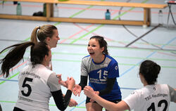 Jubel bei den Volleyballerinnen der TSG Reutlingen. Von links: Katharina Riegert, Vanessa Gieske (hinten) und Sara Zöllner.  FOT