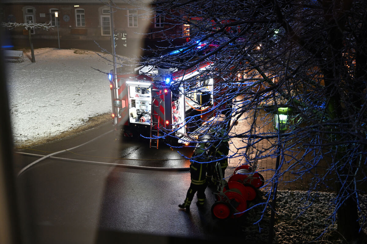 Der Brand war im Obergeschoss des Pfelegeheims ausgebrochen. Die Feuerwehr war schnell vor Ort. Die drei Menschen starben an Rau