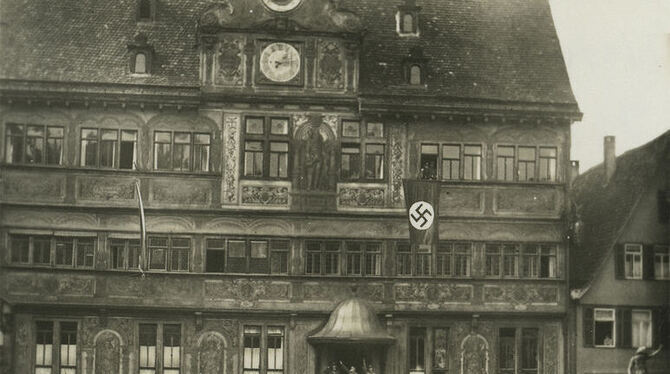 Auch am Tübinger Rathaus wehte damals die Hakenkreuzfahne. FOTO: PRIVAT