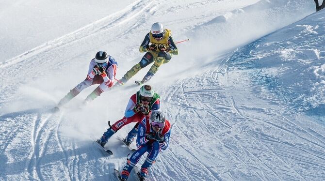 Niklas Illig (gelbes Trikot) wird bei der Universiade Dritter.  FOTO: VERBAND