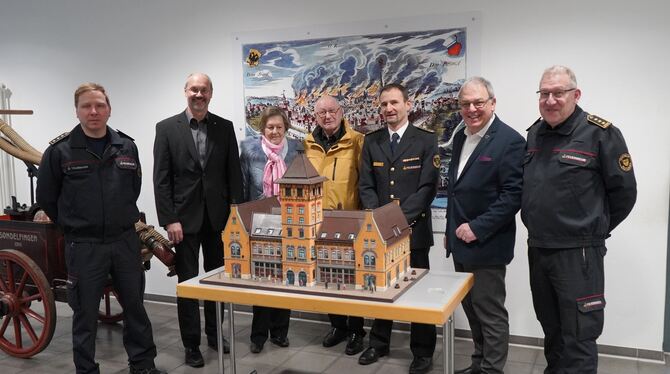 Bei der Übergabe (von links): Dominik Taubmann (Feuerwehr) Frank Wittel (stellvertretender Kommandant der Freiwilligen Feuerweh