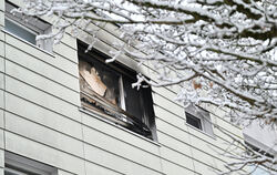 Ruß ist nach dem Brand in der Reutlinger Pflegeeinrichtung an einem Fenster des Gebäudes zu sehen.