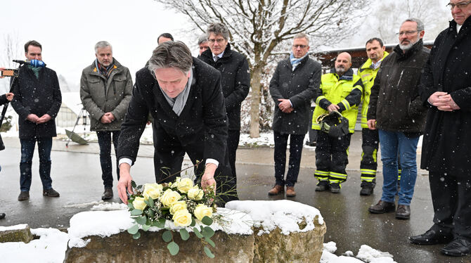 Baden-Württembergs Gesundheitsminister Manne Lucha legt Blumen am Ort des Unglücks nieder. Bei dem Feuer starben drei Menschen u