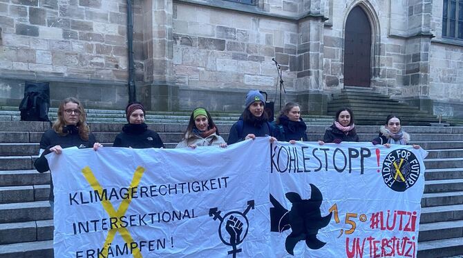 Klimaaktivisten von Fridays for Future protestieren in Tübingen gegen den Kohleabbau bei Lützerath in Nordrhein-Westfalen. FOTO: