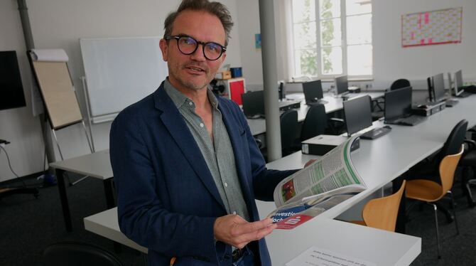Metzingens VHS-Leiter Oliver Beck verweist mit dem neuen Semesterprogramm darauf, dass die Raumnot im Gebäude der Volkshochschul