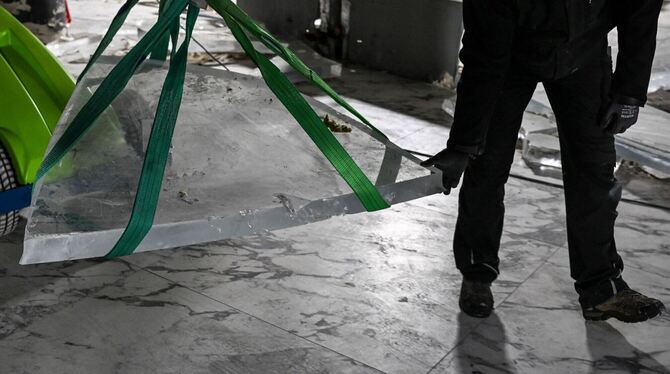 Aufräumen nach Platzen vom Aquarium im DomAquaree