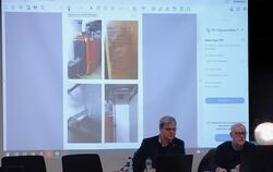 Bürgermeister Peter Nußbaum (links) und Bernd Scholz vom Ingenieurbüro Wienand in Reutlingen stellten anhand einer Präsentation 