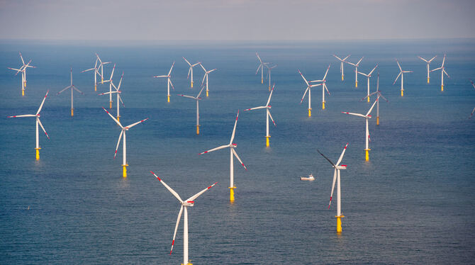 Ein Windpark bei Sylt. Wenn hier der Wind zu stark bläst, kann es im Süden zu Problemen im Stromnetz kommen.  FOTO: REINHARDT/DP