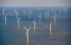 Ein Windpark bei Sylt. Wenn hier der Wind zu stark bläst, kann es im Süden zu Problemen im Stromnetz kommen.  FOTO: REINHARDT/DP